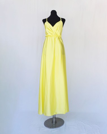 Vestido largo de raso de tirantes cruzados amarillo