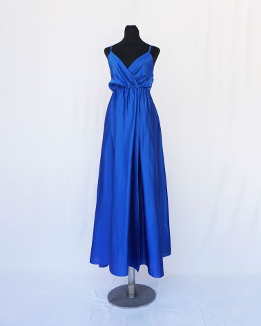 Vestido largo de raso azul eléctrico con tirantes cruzados