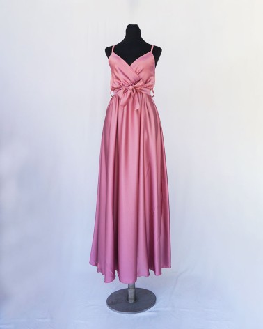 Vestido largo de raso rosa con tirantes cruzados