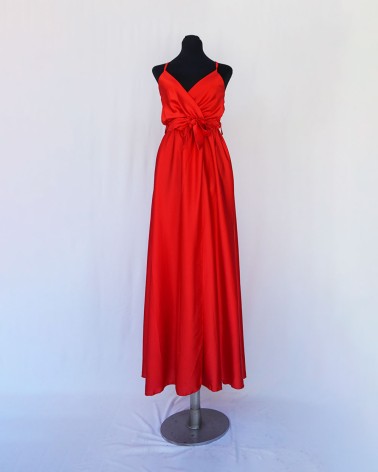 Vestido de tirantes rojo cruzado largo de raso