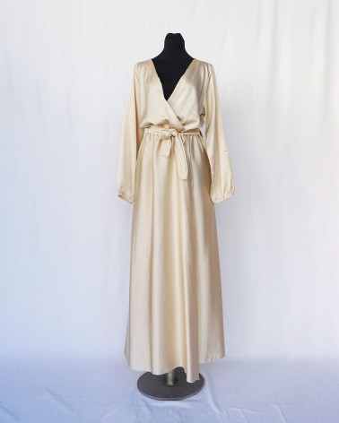 Vestido largo champagne satinado con escote cruzado