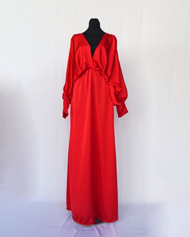 Vestido largo rojo con escote profundo y mangas abullonadas