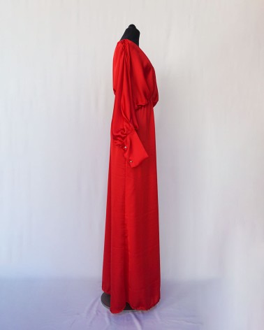Vestido largo rojo con escote profundo y mangas abullonadas