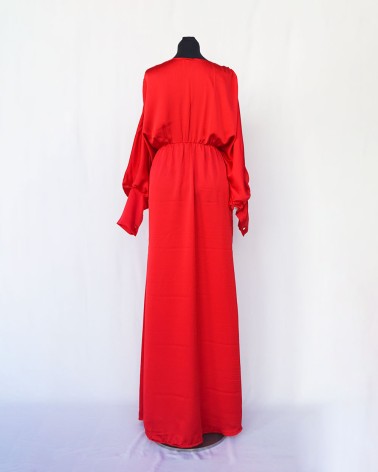 Vestido largo rojo con escote profundo y mangas abullonadas