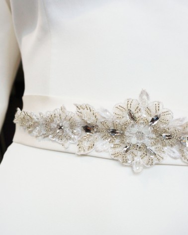 Cinturón de Novia con Pedrería Floral en Tonos Plata y Nácar