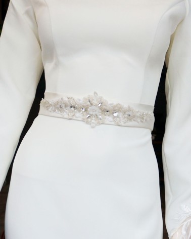 Cinturón de Novia con Pedrería Floral en Tonos Plata y Nácar