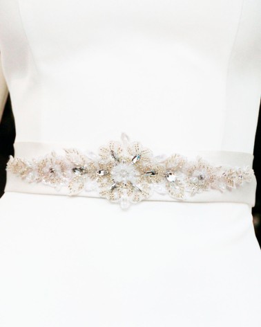 Cinturón de Novia con Pedrería Floral en Tonos Plata y Nácar