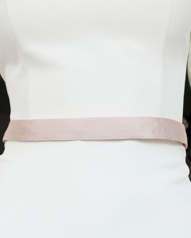 Cinturón fino rosa empolvado en piel satinada