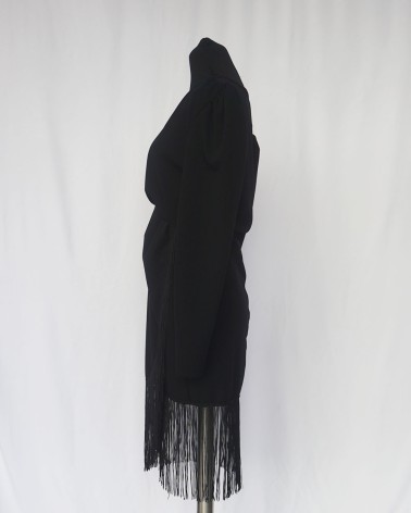 Vestido corto negro con manga larga y flecos escote en V