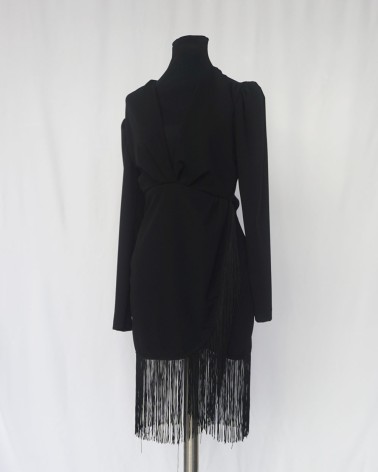 Vestido corto negro con manga larga y flecos escote en V