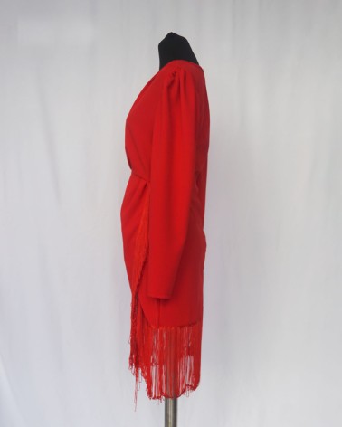 Vestido rojo corto de flecos y manga larga con escote en V