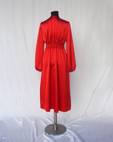 Vestido midi de manga larga en raso rojo, escote en V y lazo en pechoLAC14086a