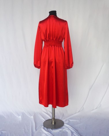 Vestido midi de manga larga en raso rojo y escote en V
