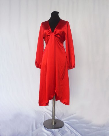Vestido midi de manga larga en raso rojo, escote en V y lazo en pechoLAC14086a