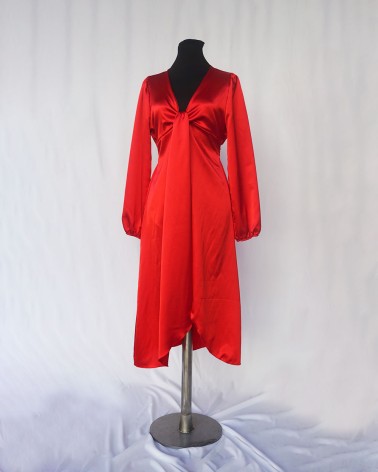 Vestido midi de manga larga en raso rojo y escote en V