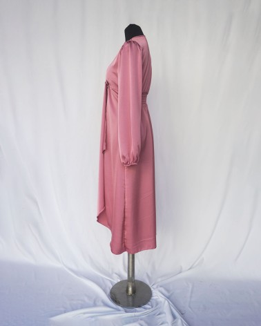 Vestido midi de raso rosa, manga larga y escote en V  en raso rosa.     LAC14086d