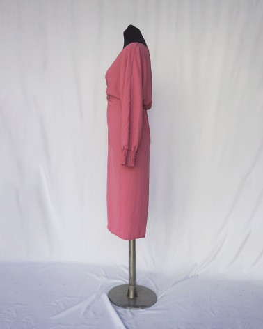 Vestido midi manga larga con escote en V color rosa