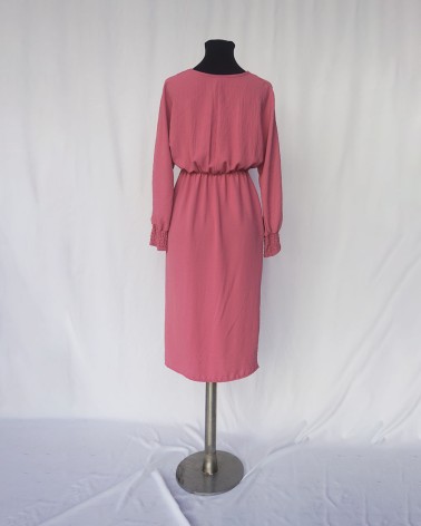 Vestido midi manga larga con escote en V color rosa