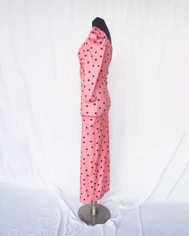 Vestido de manga larga color rosa y lunares negros