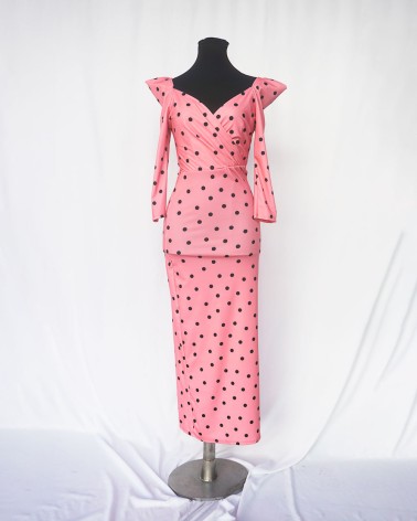 Vestido de manga larga color rosa y lunares negros