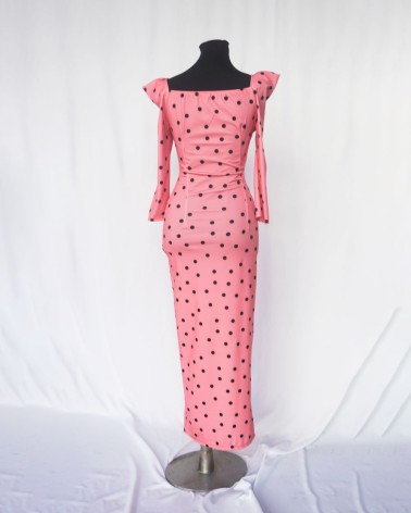 Vestido de manga larga color rosa y lunares negros