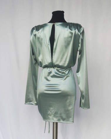 Vestido corto satinado verde agua con fruncido lateral y espalda abierta