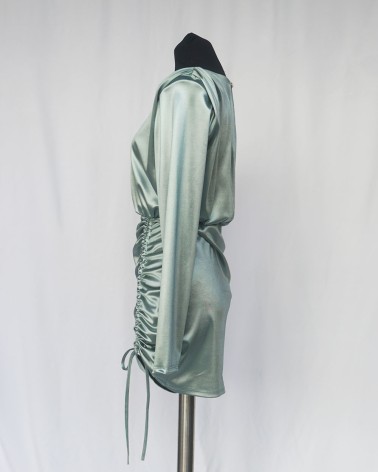 Vestido corto satinado verde agua con fruncido lateral y espalda abierta