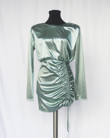 Vestido corto satinado verde agua con fruncido lateral y espalda abierta