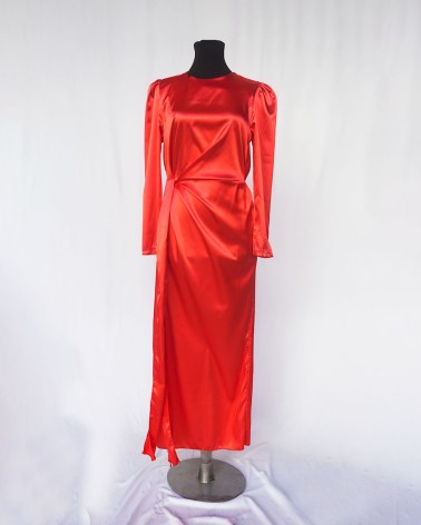 Vestido de manga larga de raso rojo