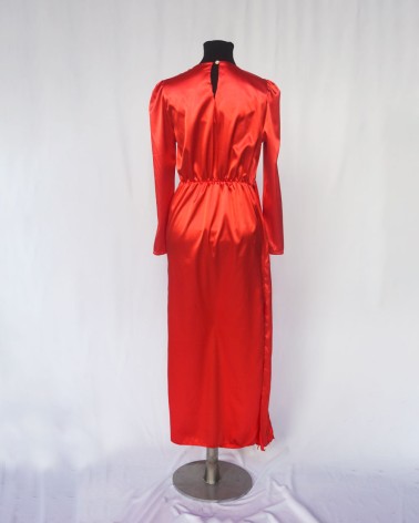 Vestido de manga larga de raso rojo