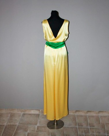 Vestido largo amarillo satinado con escote drapeado y lazo verde