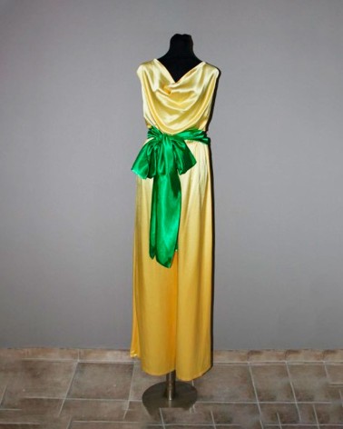 Vestido largo amarillo satinado con escote drapeado y lazo verde