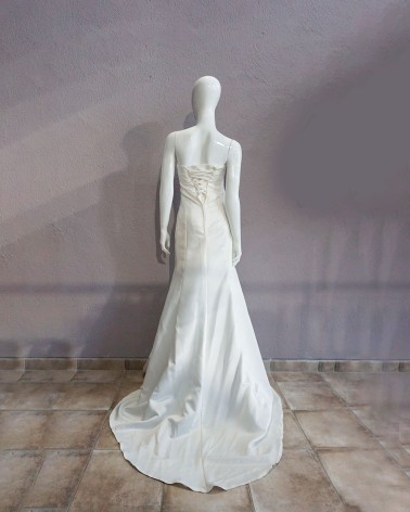 Vestido de novia sirena con escote palabra de honor y espalda drapeada