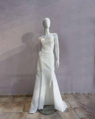 Vestido de novia sirena con escote palabra de honor y espalda drapeada