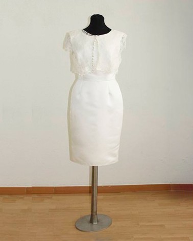 Bolero corto de encaje blanco con botones forrados
