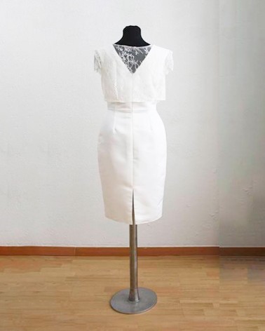Bolero corto de encaje blanco con botones forrados