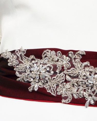 Cinturón granate con pedrería plata y lazada posterior