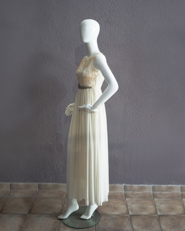 Vestido largo en gasa con cuerpo bordado en dorado