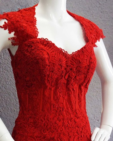 Vestido largo rojo de encaje corte sirena