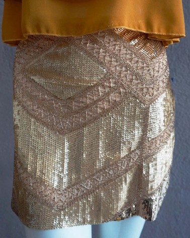 Falda mini dorada de lentejuelas con bordado geométrico