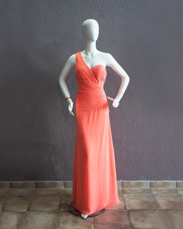 Vestido largo coral asimétrico con drapeado