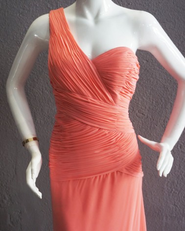 Vestido largo coral asimétrico con drapeado