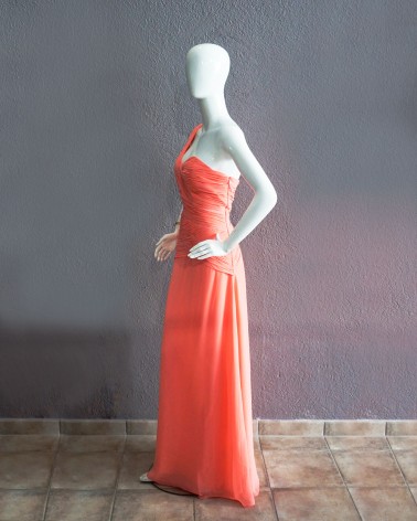 Vestido largo coral asimétrico con drapeado