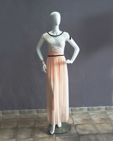 Vestido largo rosa empolvado con cuerpo de encaje bordado y tul