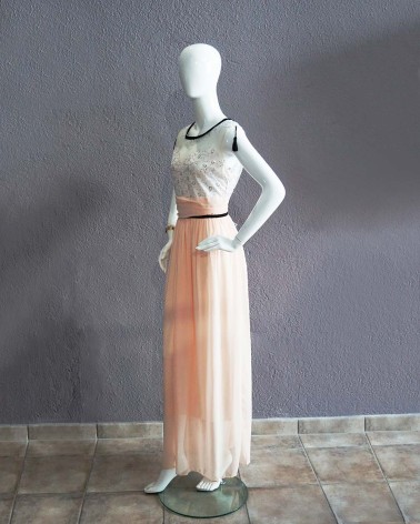 Vestido largo rosa empolvado con cuerpo de encaje bordado y tul