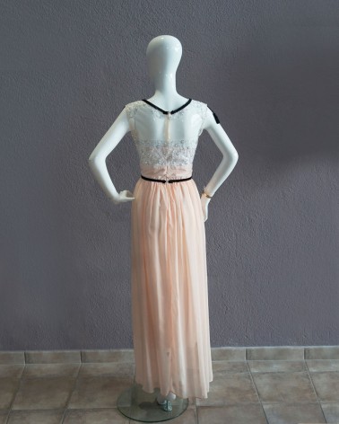 Vestido largo rosa empolvado con cuerpo de encaje bordado y tul