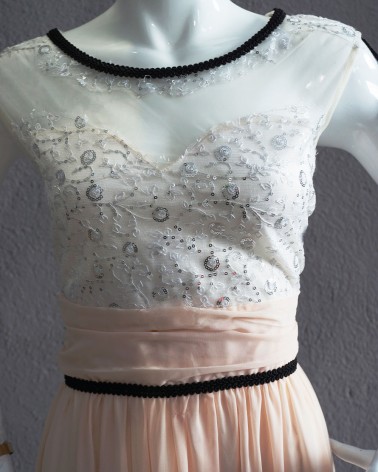 Vestido largo rosa empolvado con cuerpo de encaje bordado y tul