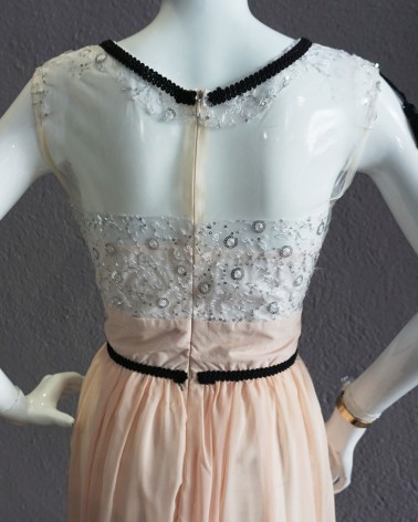 Vestido largo rosa empolvado con cuerpo de encaje bordado y tul