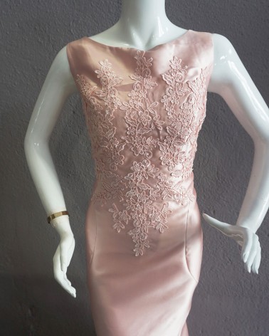 Vestido largo rosa empolvado corte sirena con encaje bordado en el cuerpo