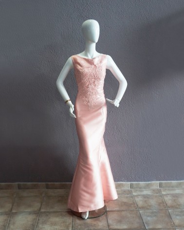Vestido largo rosa empolvado corte sirena con encaje bordado en el cuerpo